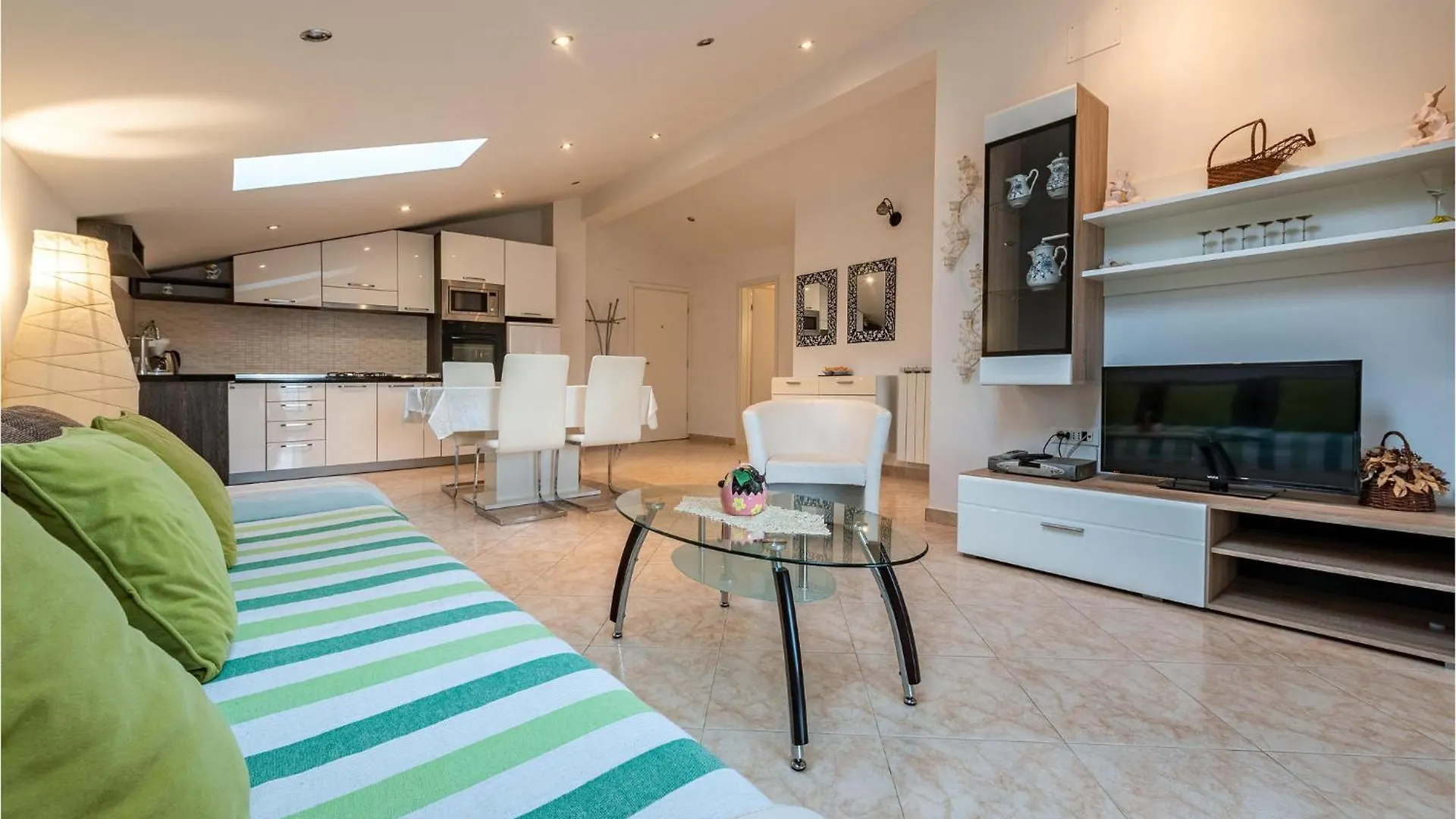2 Bedroom Lovely Apartment In 자다르 크로아티아