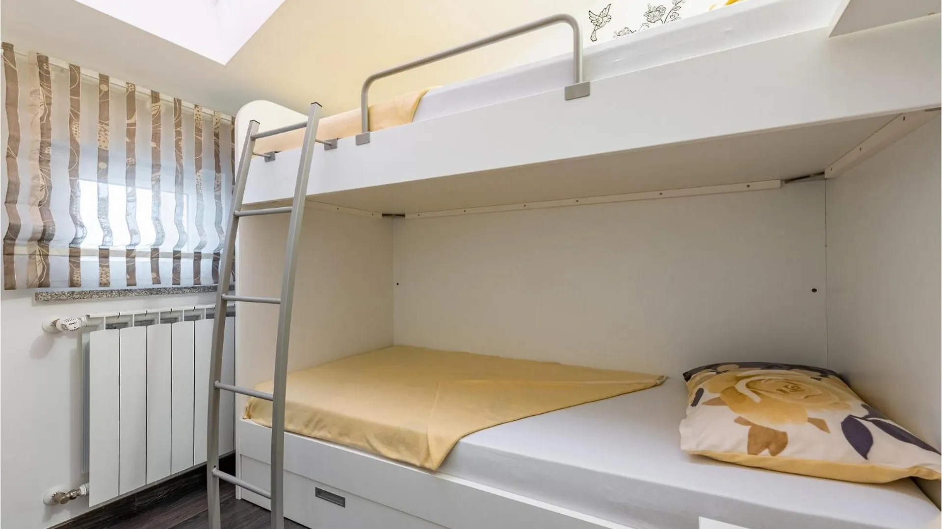 2 Bedroom Lovely Apartment In 자다르